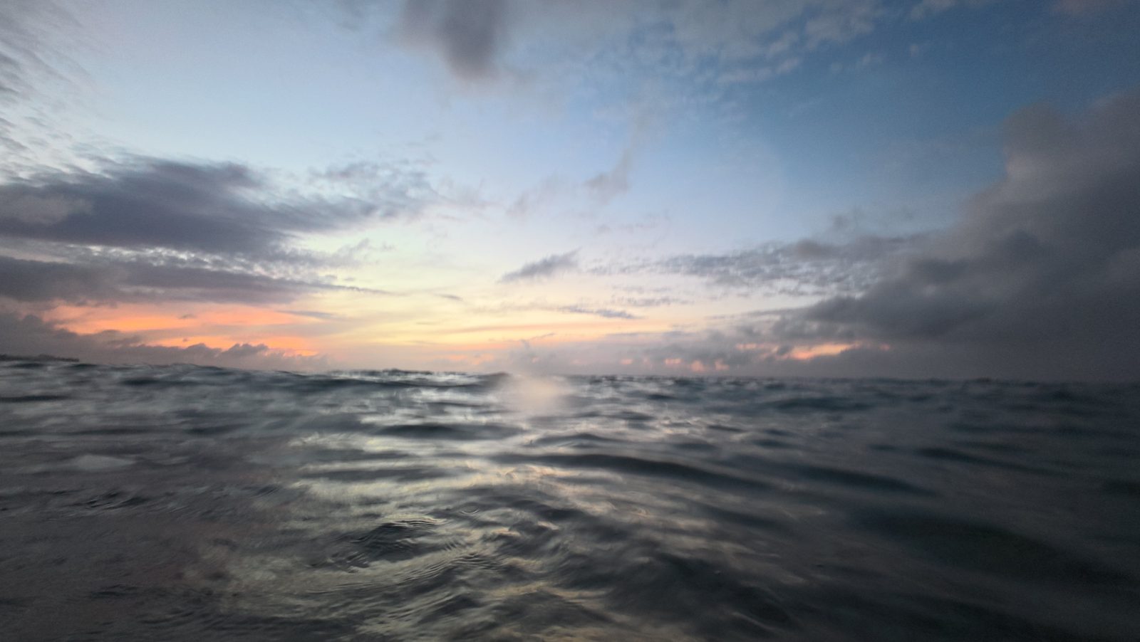 건비치 스노클링 - 수면 위 노을